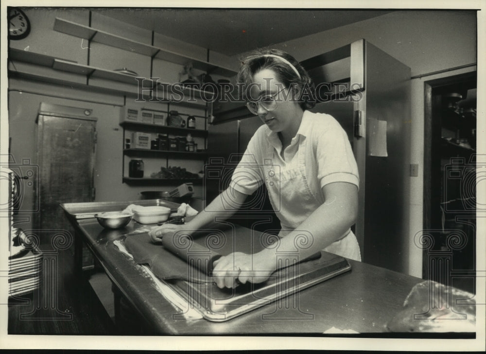 1992 Press Photo Donna Marie Ortega rolls out gingerbread for gingerbread houses - Historic Images