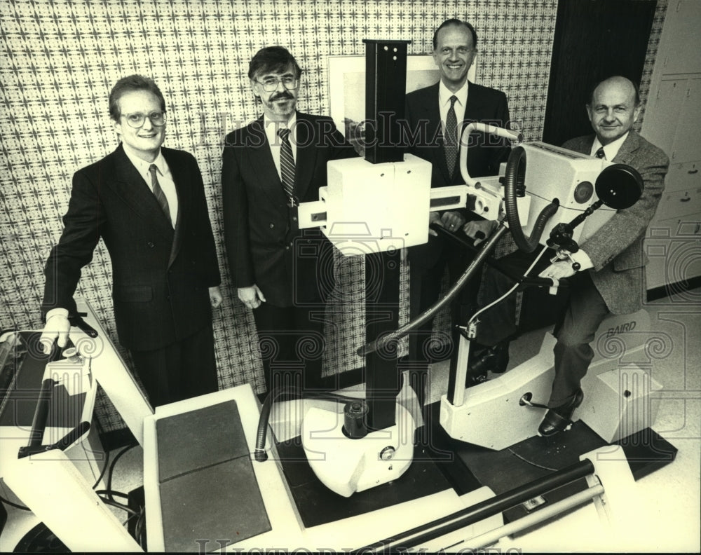 1988 Press Photo Scinticor Inc Executives on heart diagnostic machine Milwaukee - Historic Images