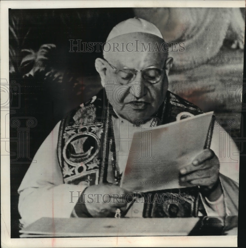 1961 Press Photo Pope John XXIII records his Christmas Message at the Vatican-Historic Images