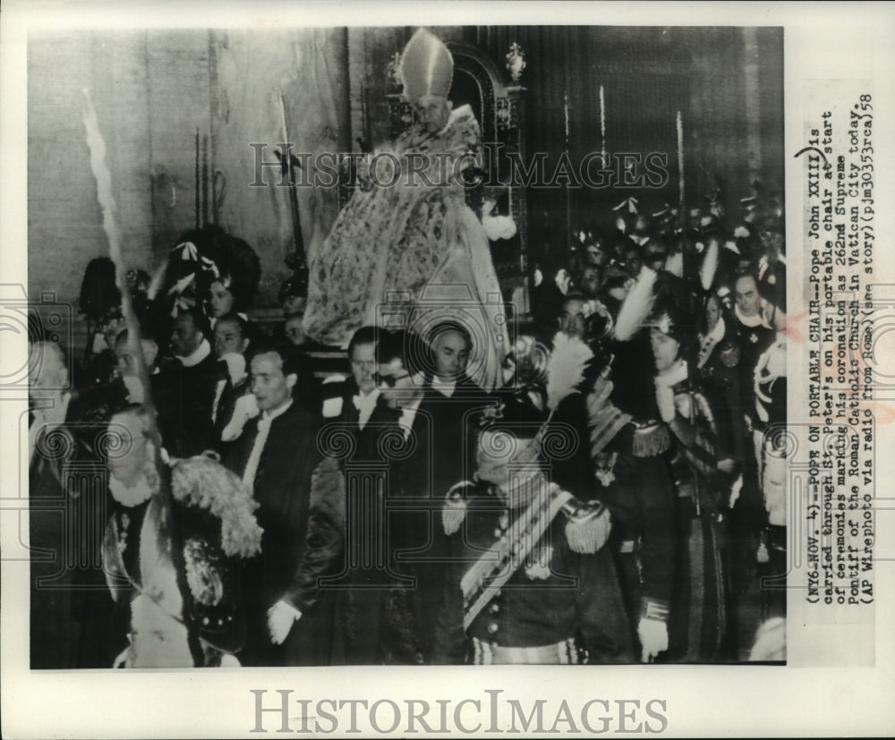 1958 Press Photo Pope John XXIII carried through St. Peter&#39;s during coronation - Historic Images