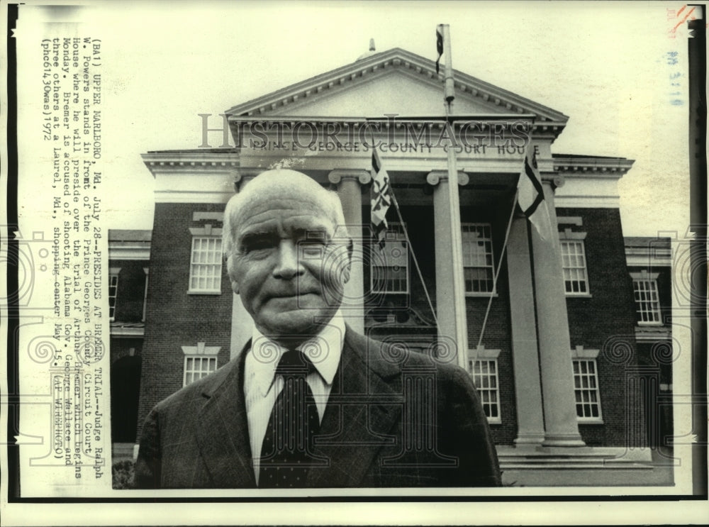 1972 Press Photo Judge Ralph Powers in front County Courthouse Marlboro Maryland-Historic Images