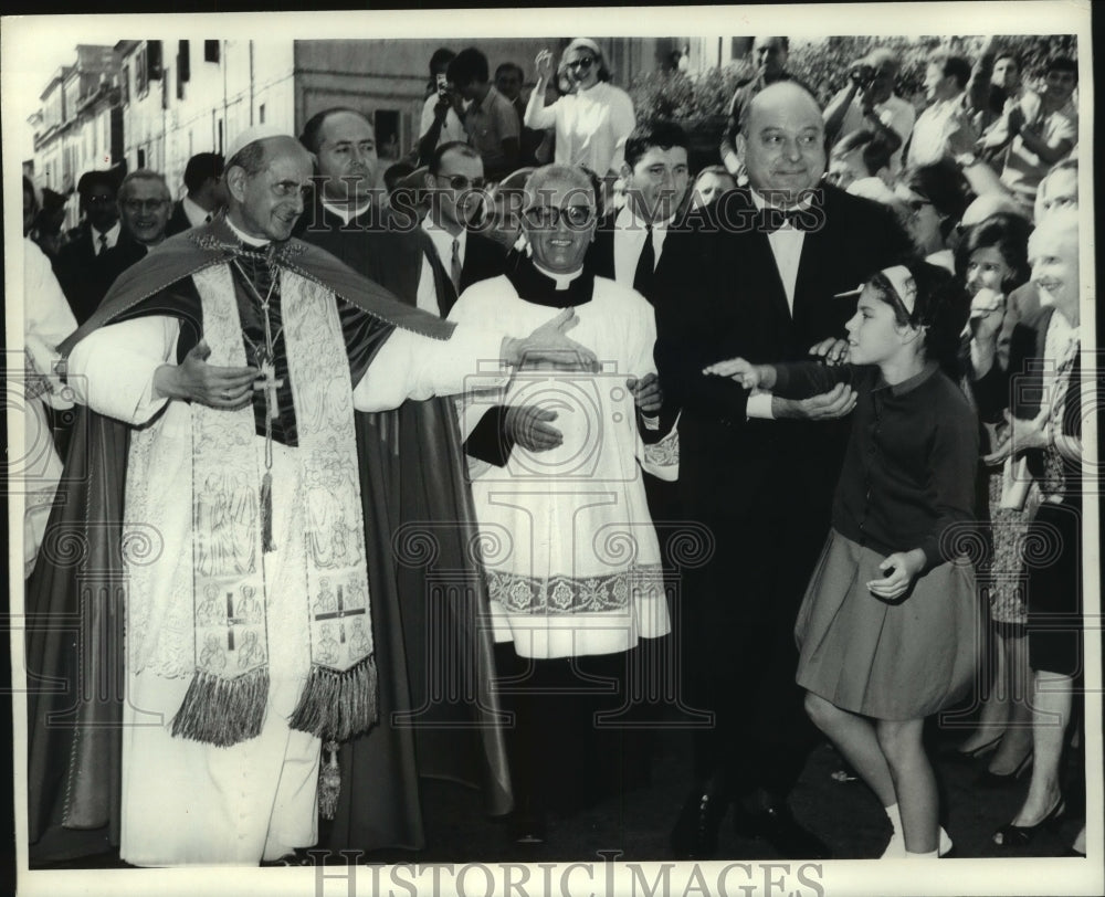 1968 Press Photo Pope Paul VI reaches out to girl in Castel Gandolfo, Italy-Historic Images