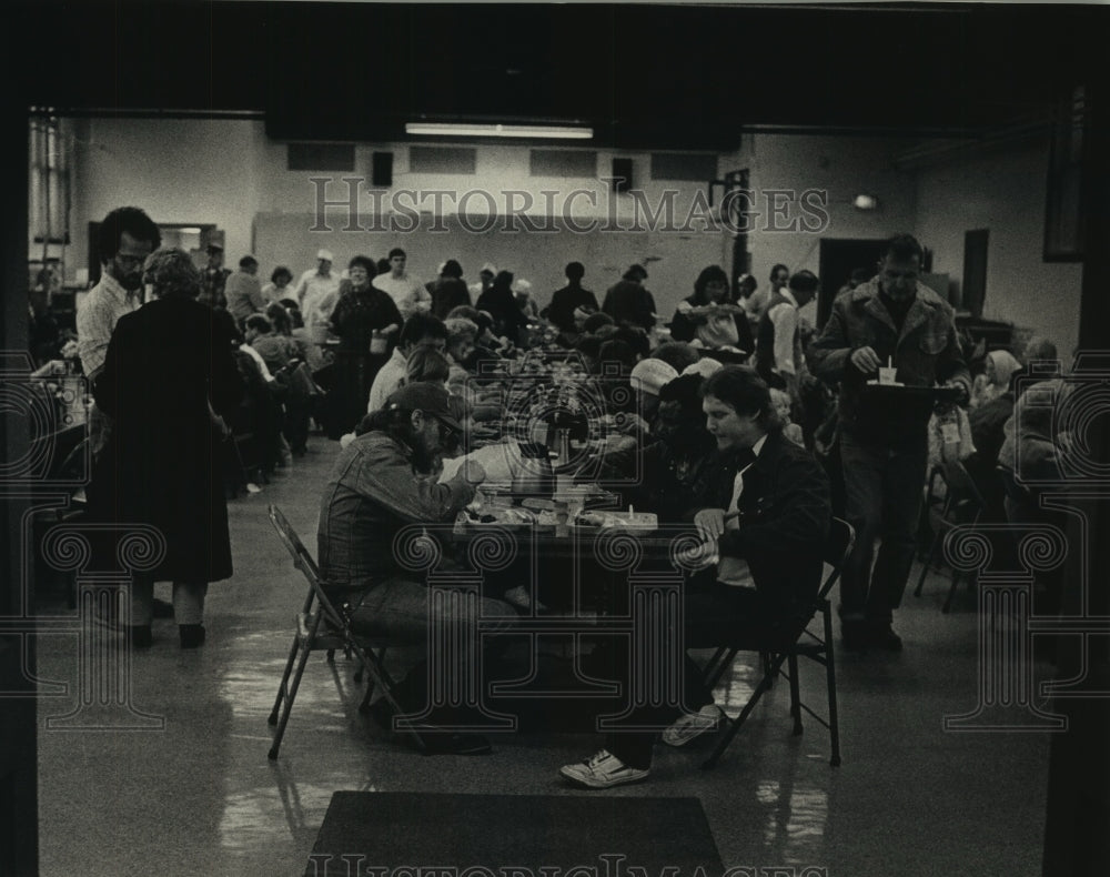 1990 Press Photo Dinner at St. Johns Episcopal Church in Milwaukee, Wisconsin-Historic Images