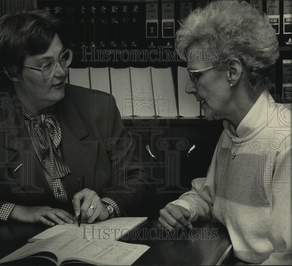 1989 Press Photo Elaine Shanebrook helps Donna M. Klumb create will-Milwaukee - Historic Images