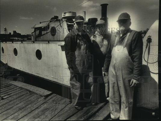 1988 Press Photo Fishermen in Sheboygan, Wisconsin - mjb94693 - Historic Images