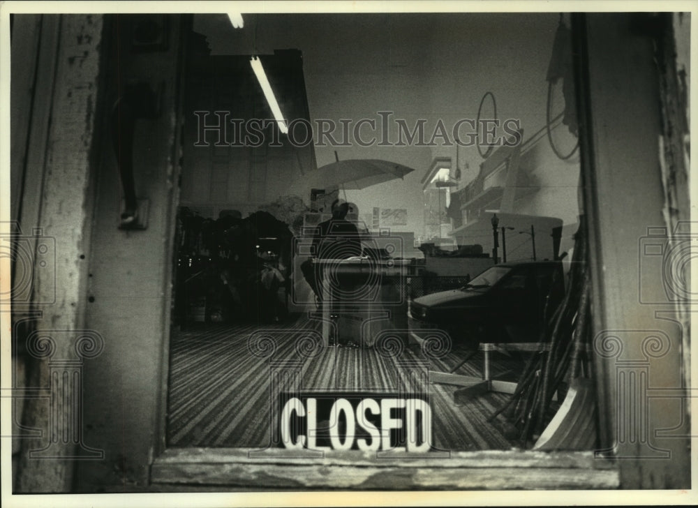 1999 Press Photo A closed Sheboygan shop owned by Steve Gerk to work on rocks - Historic Images