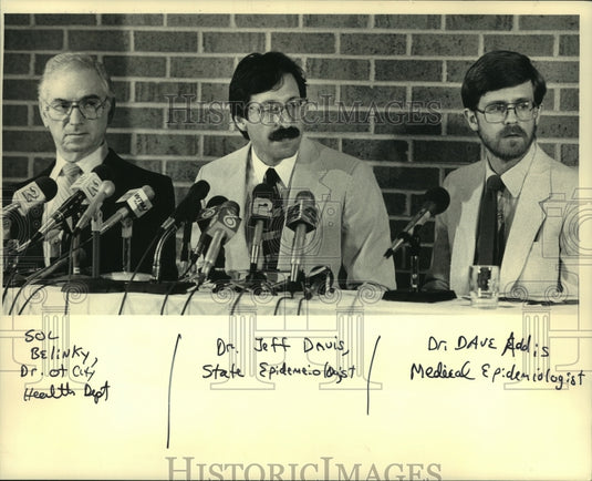 1986 Press Photo Doctors answer questions related to Legionnaires', Sheboygan - Historic Images