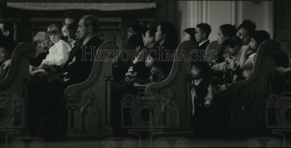 1994 Press Photo Members at mass at St. Michael Catholic Church, Milwaukee - Historic Images