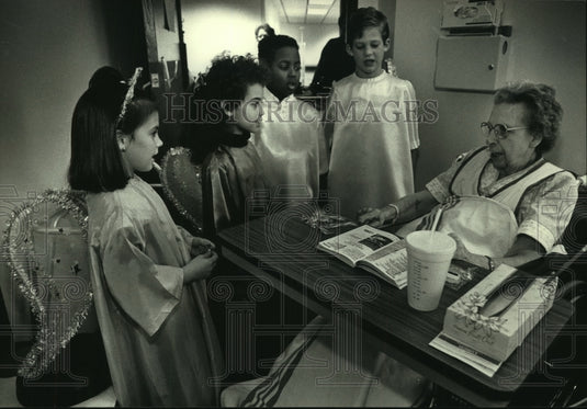 1990 Press Photo Children sing to patients at St. Michael Hospital, Wisconsin-Historic Images