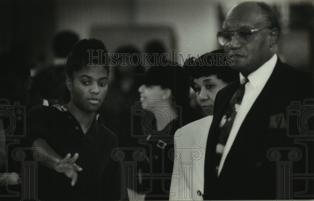 1994 Press Photo Talleah Bridges and parents at rehearsal, St. Paul&#39;s Episcopal - Historic Images