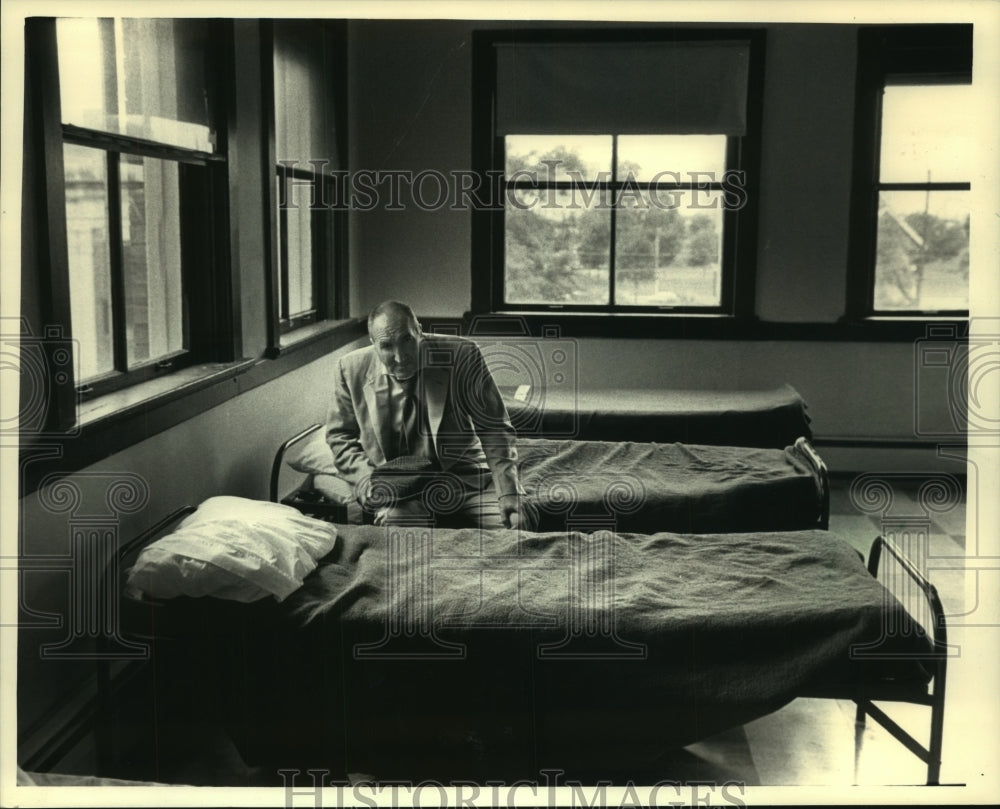 1987 Press Photo Bill sat in dormitory at Guest House of Milwaukee - mjb94796 - Historic Images