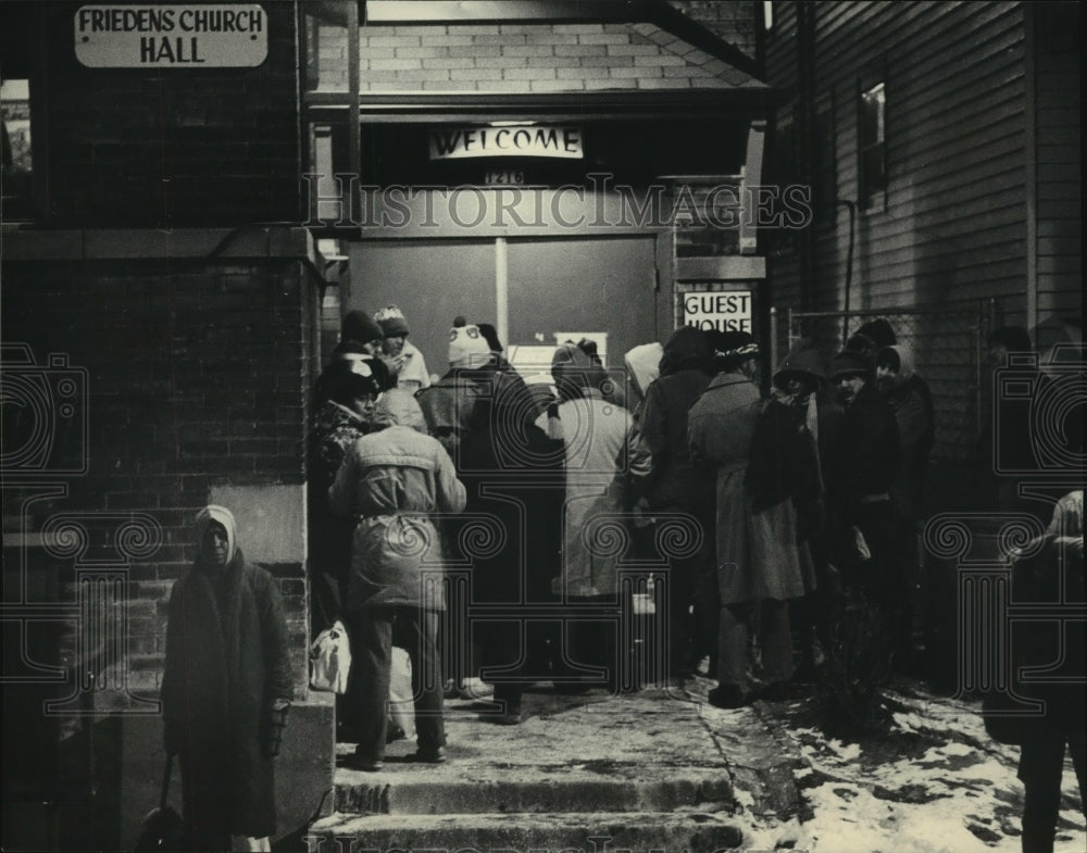 1985 Press Photo Homeless people wait for doors to open at Guest House-Milwaukee - Historic Images