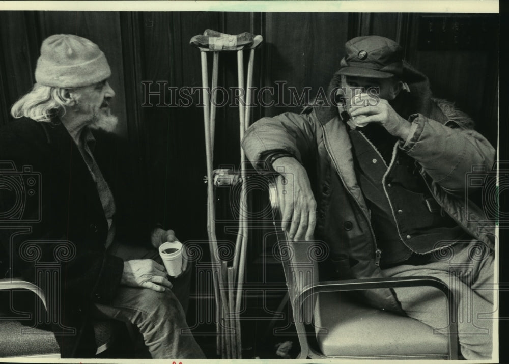 1983 Press Photo Two men talk and had coffee at a Downtown shelter home - Historic Images