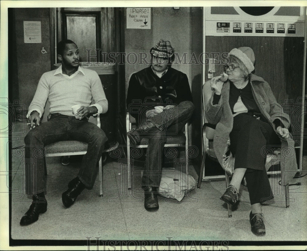 1982 Press Photo People warmed themselves up at shelter home in Wisconsin Avenue - Historic Images