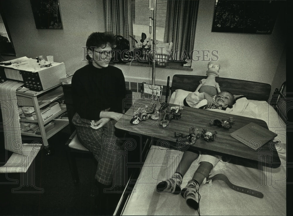 1990 Press Photo Tracy Greco with her son Brandon at St. Michael Hospital - Historic Images