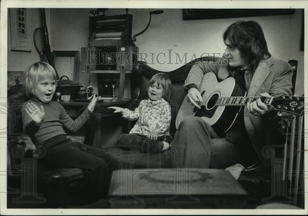 1977 Press Photo Lisa and Heidi Spencer sing while dad, Jim, plays guitar - Historic Images