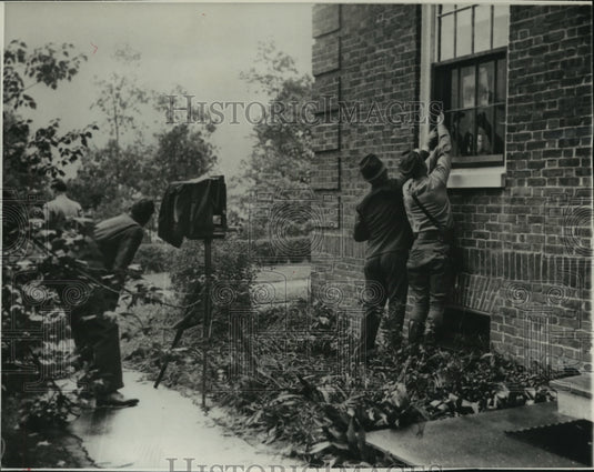 1954 Press Photo Study window through which the Rev. Elliot Speer was murdered - Historic Images