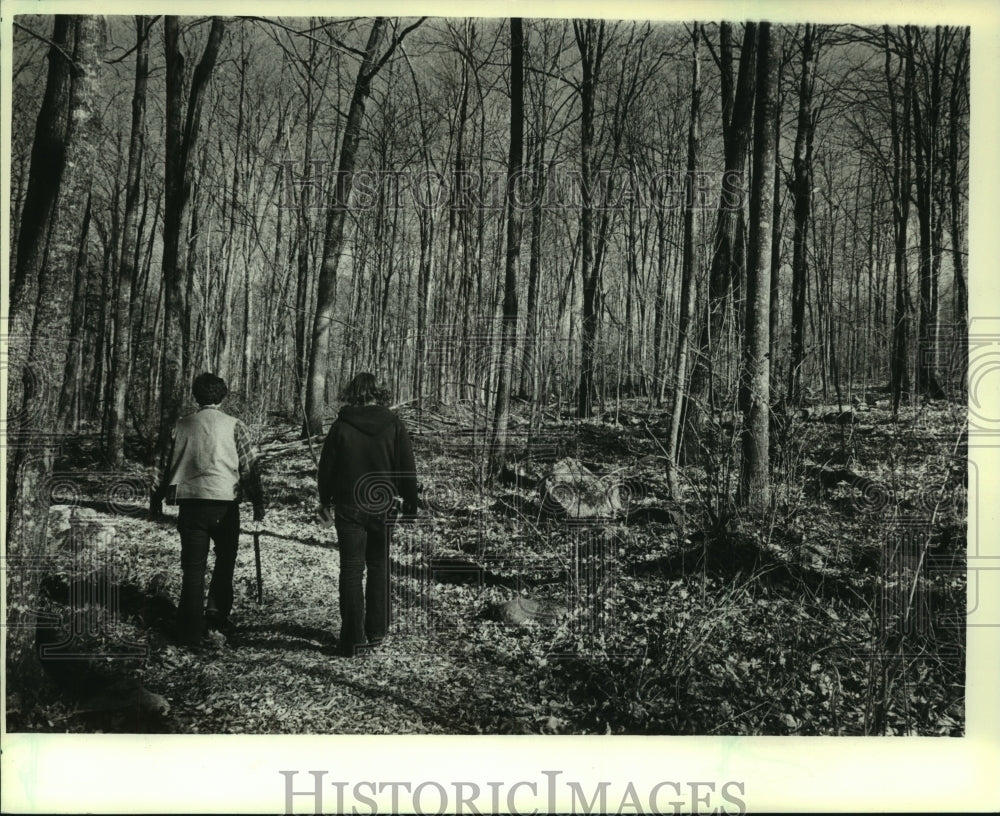 1984 Press Photo Thomas Albrecht and friend in Hardwoods Forest, Wisconsin. - Historic Images