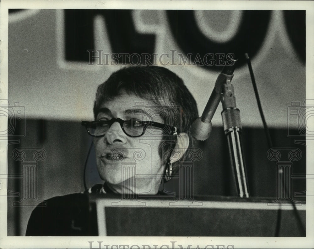 1975 Press Photo Gilda Shellow lawyer, speaking, Milwaukee. - mjb94961 - Historic Images