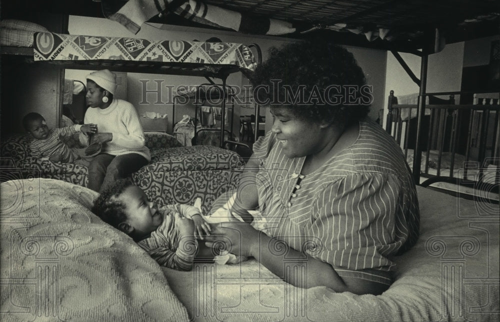 1986 Press Photo Residents of House of Hope playing with children, Wisconsin. - Historic Images