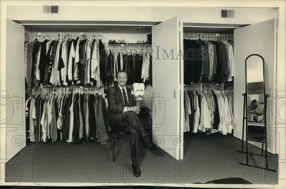 1988 Press Photo Archie Sarzon, posing for picture at his home. - mjb94966 - Historic Images