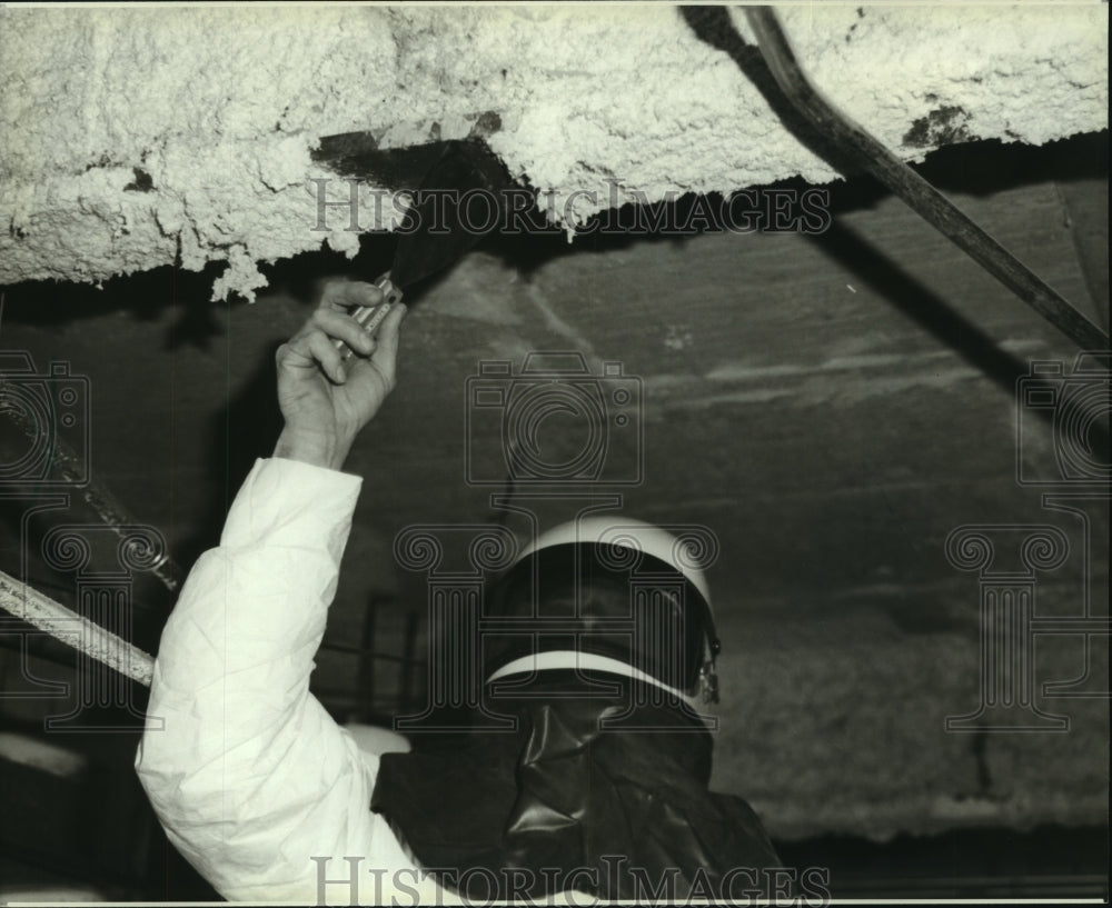 1985 Press Photo Jim Hoover scrapes asbestos from an I-beam in Milwaukee - Historic Images