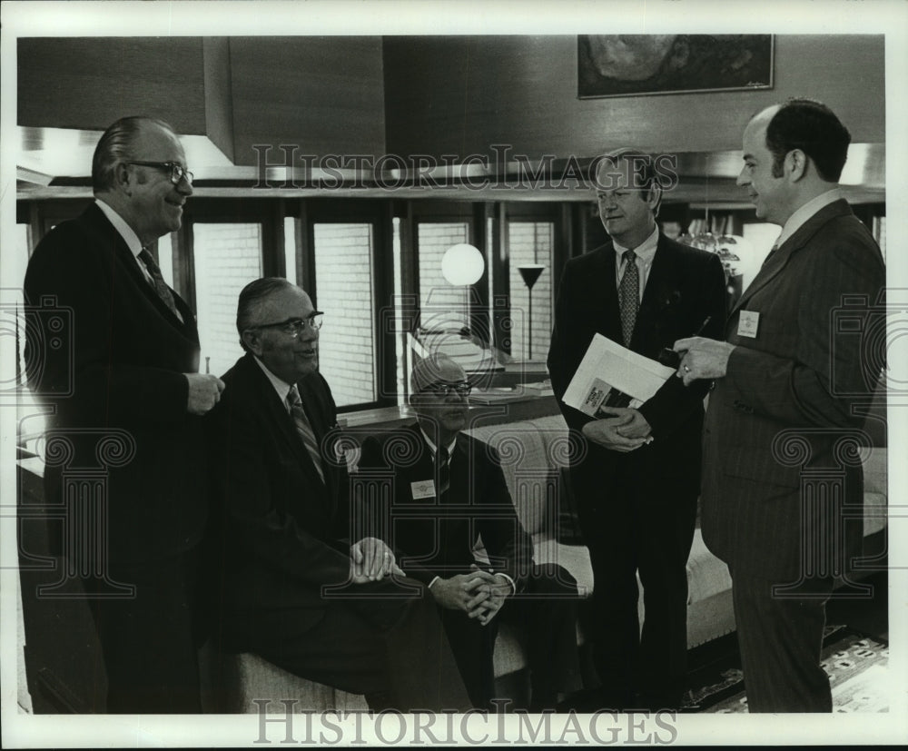 1972 Press Photo University of Wisconsin Administrator discuss funding - Historic Images