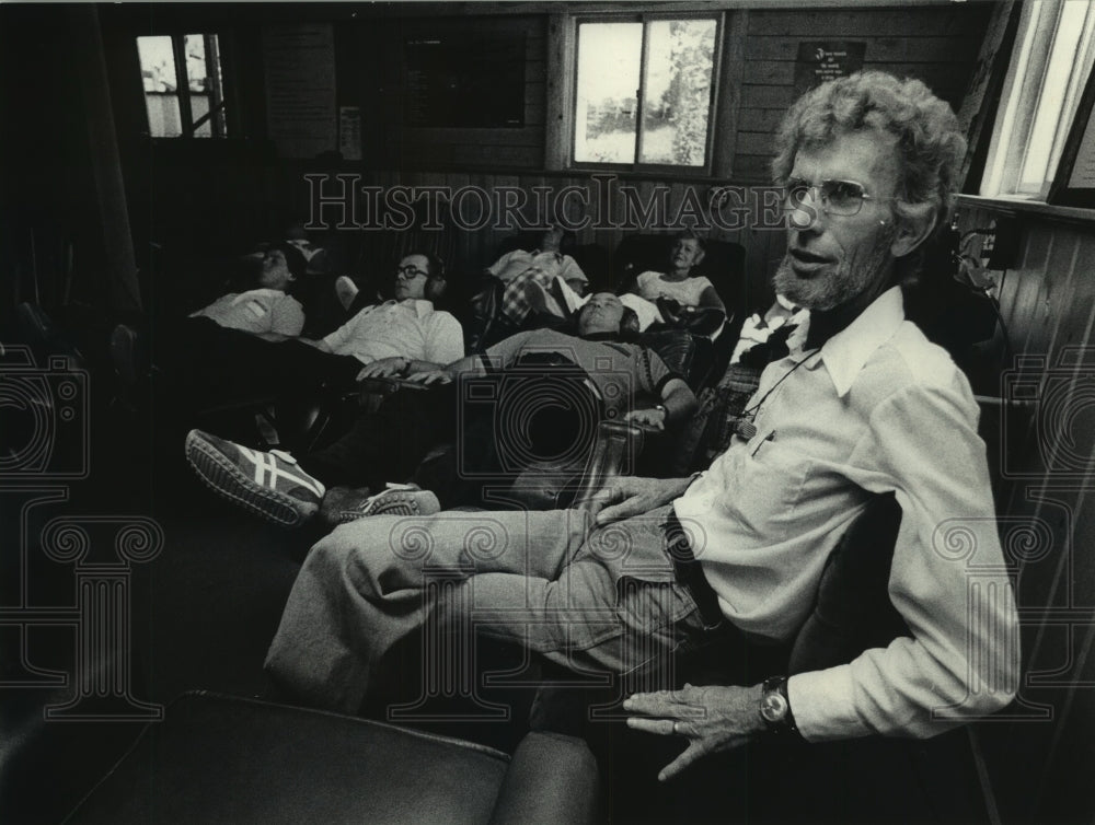 1978 Press Photo Reverend Bob Ward with patients at La Crosse Rehab Center - Historic Images