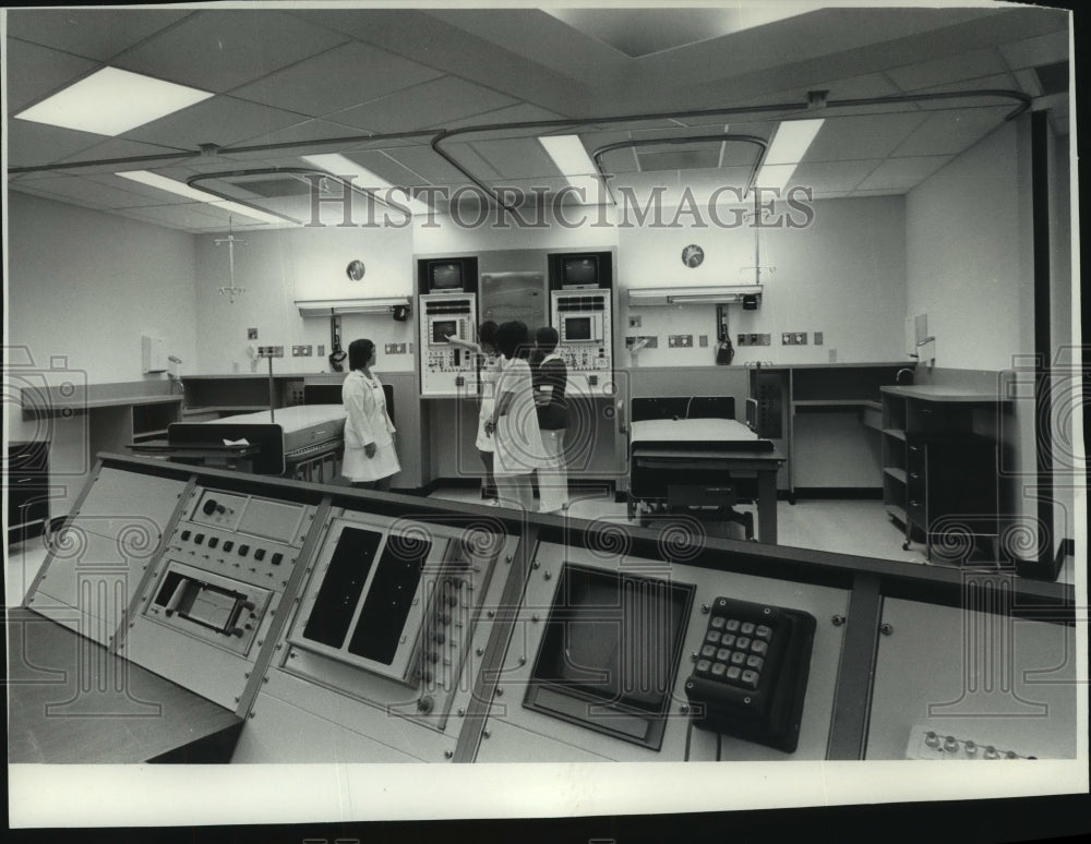 1976 Press Photo Nurses, intensive care unit, St. Mary&#39;s Medical Ctr., Milwaukee - Historic Images