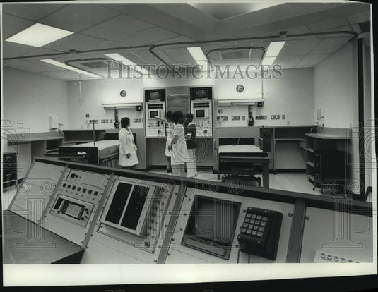 1976 Press Photo Nurses, intensive care unit, St. Mary's Medical Ctr., Milwaukee - Historic Images