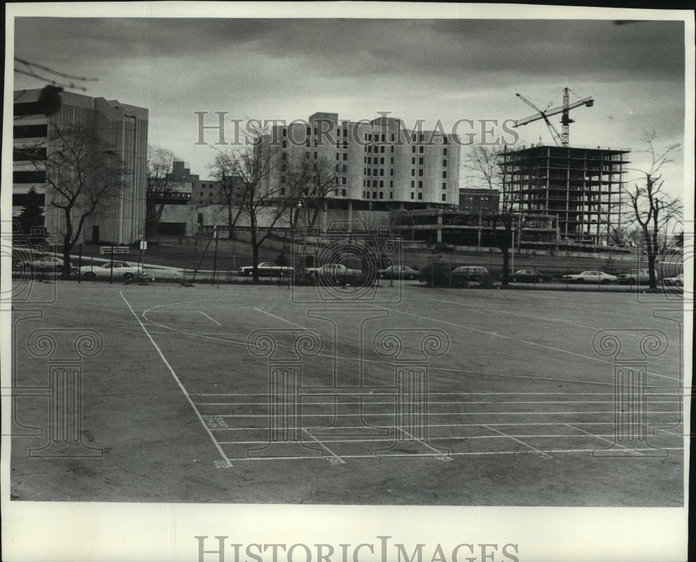 1975 Press Photo St. Mary&#39;s Hospital, parking lot and deck - mjb95029 - Historic Images