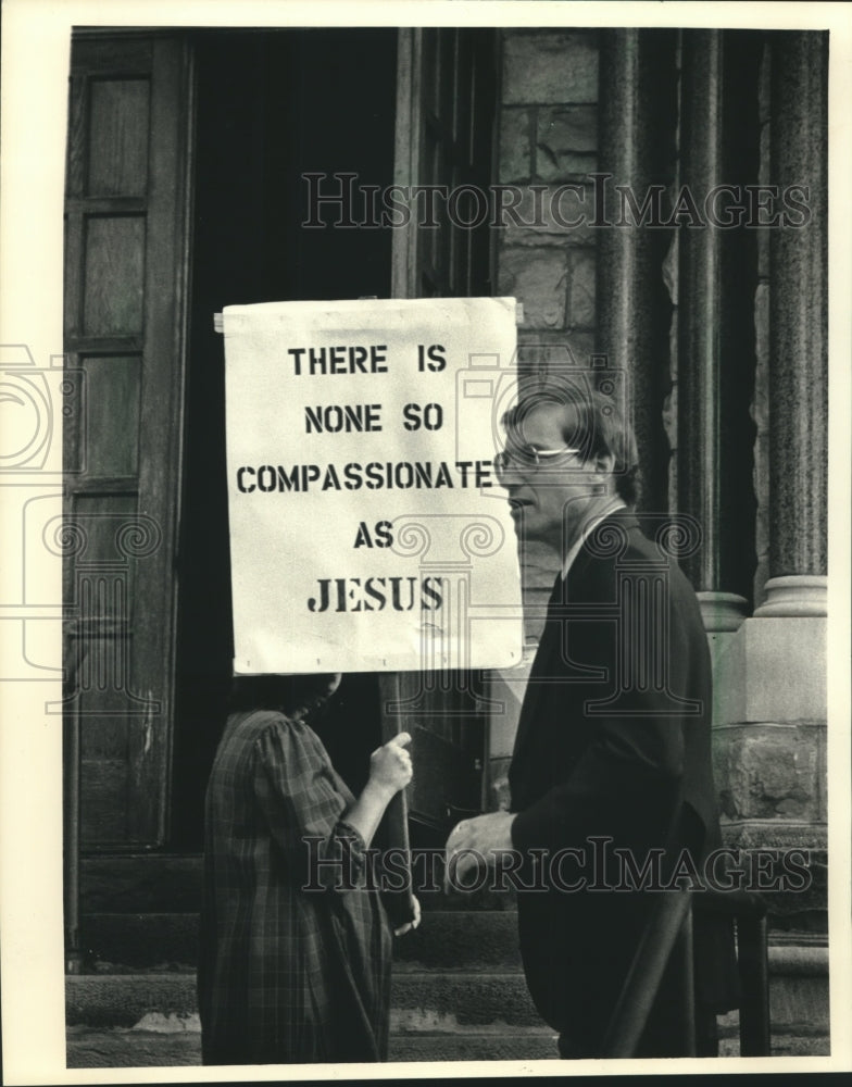 1986 Press Photo Marty Rust, others, picket St. Joseph Catholic Church, Baraboo - Historic Images