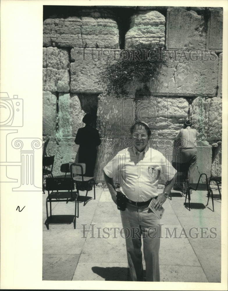 1987 Writer Richard Foster at the Wailing Wall, Jerusalem - Historic Images