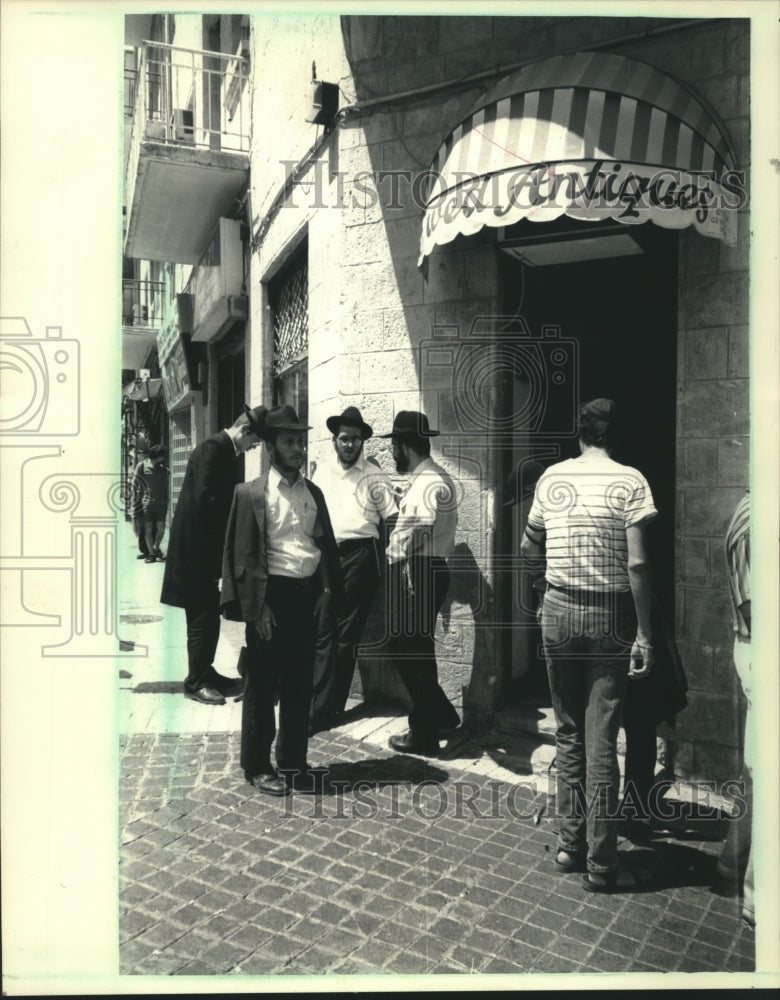 1987 Press Photo Orthodox Jews, downtown Jerusalem talking to passerby - Historic Images