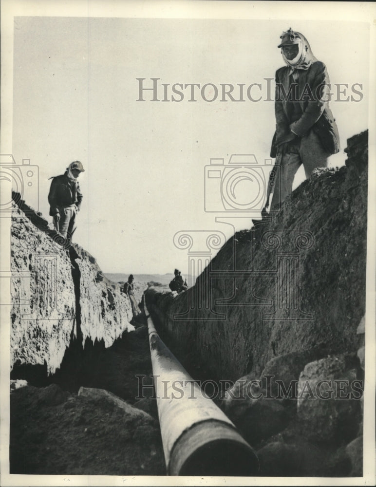 1955 Press Photo Workers in Negev lay a water pipeline through the desert-Historic Images