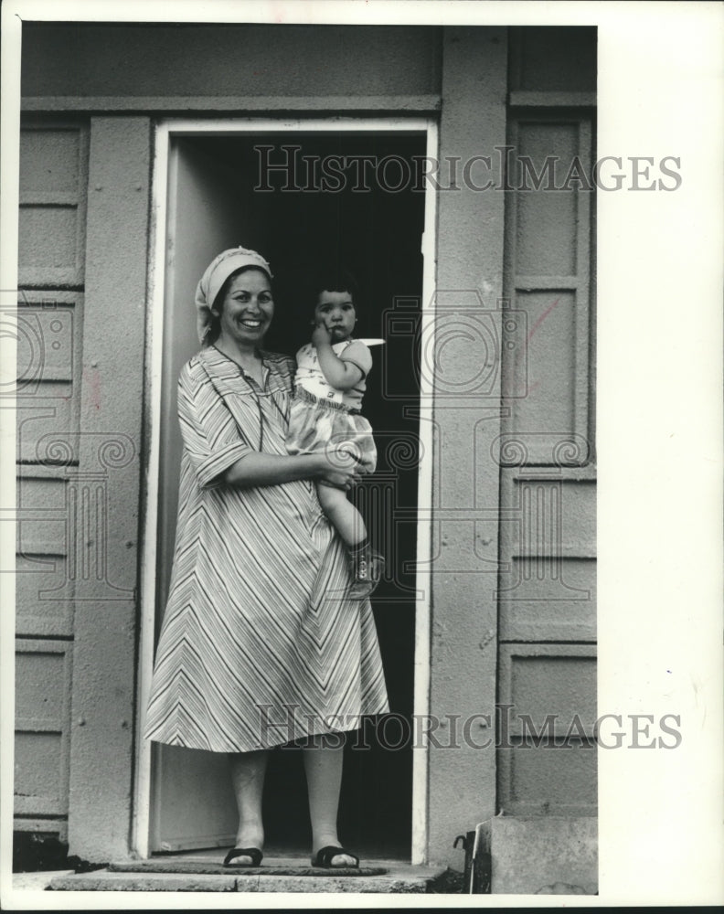 1978 Press Photo Rivkah Golan and child in new home in Shomron-West Bank Israel - Historic Images