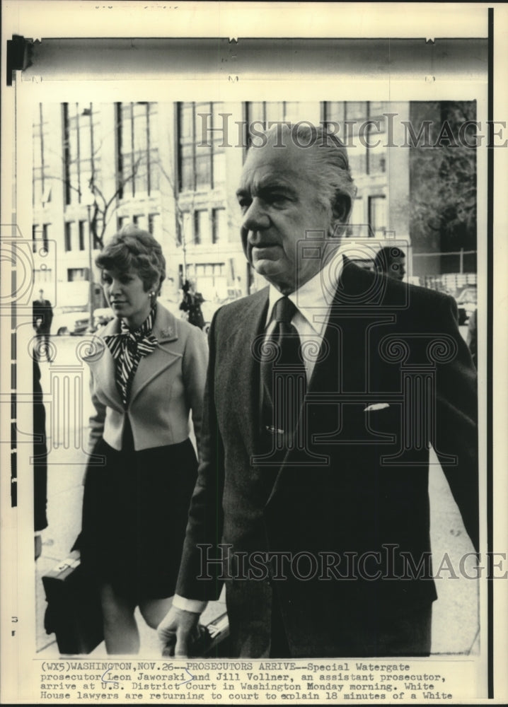 1975 Press Photo Special Watergate prosecutor Leon Jaworski arrive in court - Historic Images