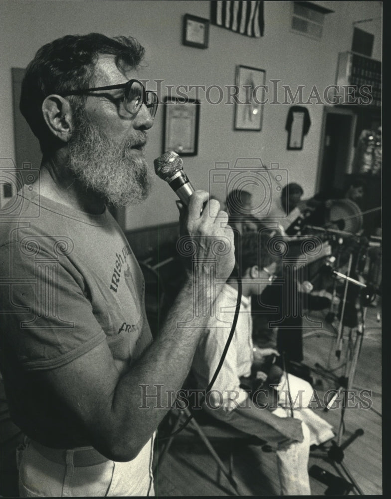 1991 Press Photo John Woodford calls the actions for Irish dancing at Irish Fest - Historic Images