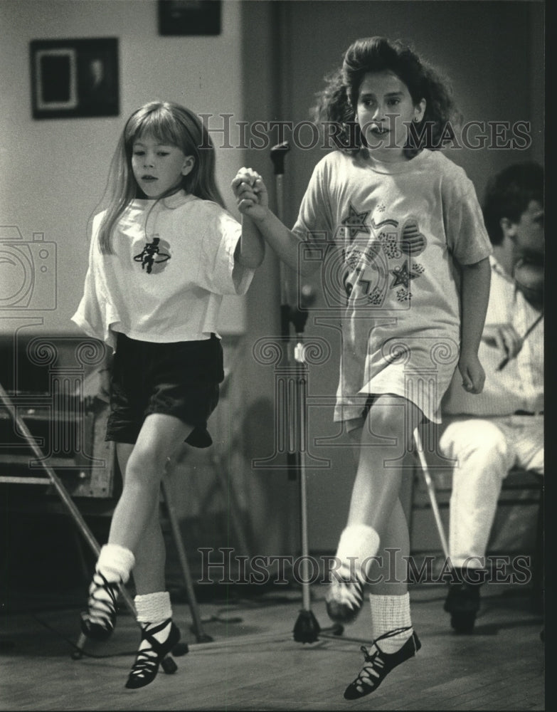 1991 Press Photo Brigid O&#39;Sullivan, Maura Starr dance at the annual Irish Fest - Historic Images