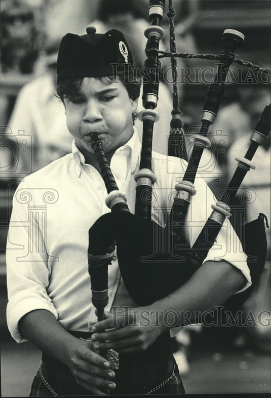 1985 Press Photo Christopher Gray of a Scottish band performs at the Irish Fest - Historic Images