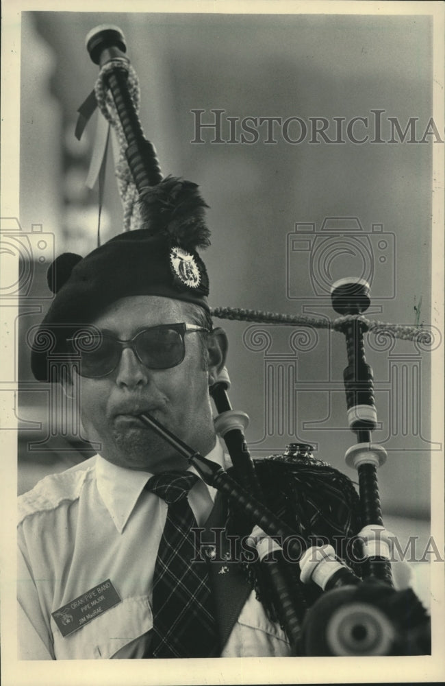 1983 Press Photo James MacRae plays with the Orak Pipe Band at Irish Fest - Historic Images