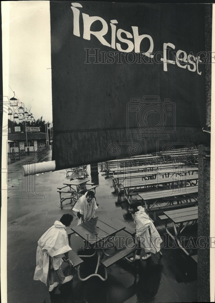 1987 Press Photo Workers set up Irish Fest despite the morning rain - mjb95161 - Historic Images