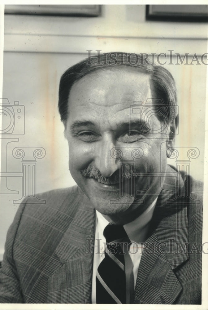 1989 Press Photo Robert Jasna, Principal of Riverside U High School - Milwaukee-Historic Images
