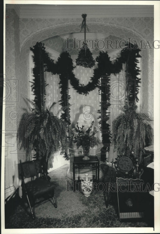 1989 Press Photo Holiday decorations at Villa Louis in Prairie du Chien WI - Historic Images