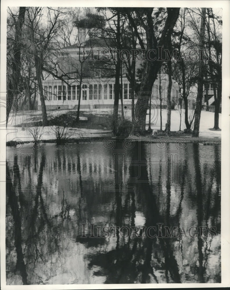 Press Photo Pond reflects VIlla Louis at Prairie du Chien in Wisconsin - Historic Images