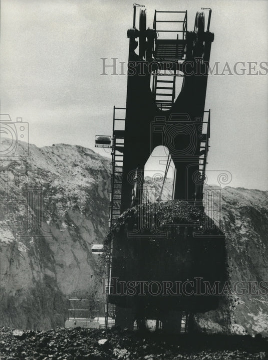 1976 Press Photo A mining shovel took a huge bite of coal. - mjb95258 - Historic Images