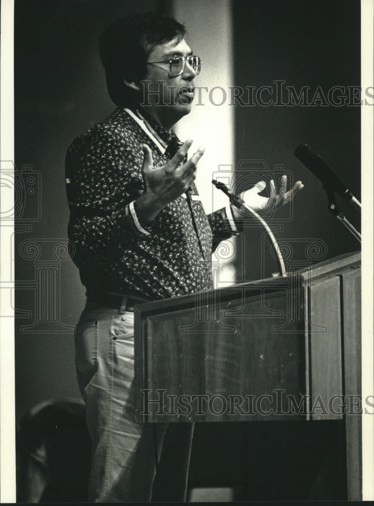 1991 Press Photo Lloyd Powless Jr., chief executive officer of Oneida Indian - Historic Images