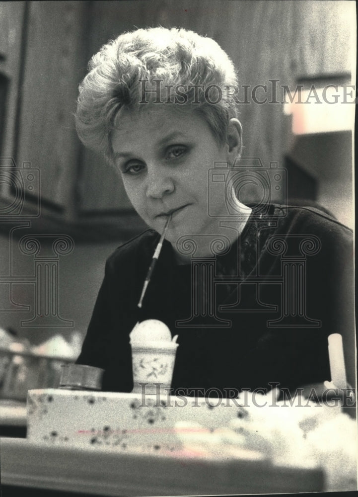 1992 Press Photo With a brush held in her teen, Donna Powers paints Easter egg - Historic Images
