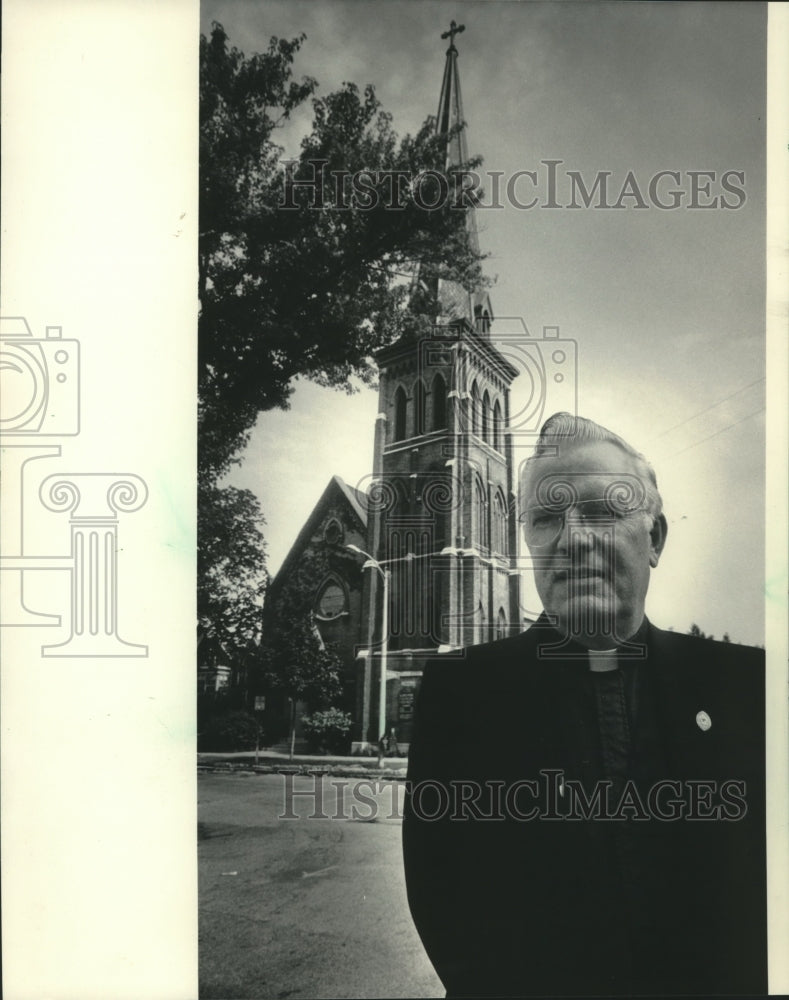 1984 Press Photo Father Frederick F. Powers Jr, dean of All Saint&#39;s Cathedral - Historic Images