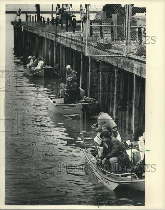 1983 Press Photo Fishing was great from boats near Wisconsin Electric Company - Historic Images